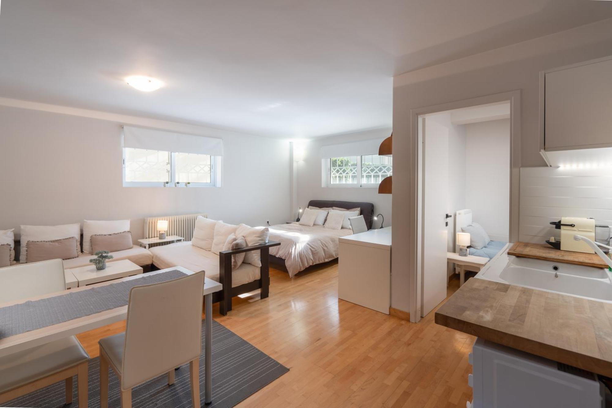 Bright, Cosy Close To Glyfada & Center