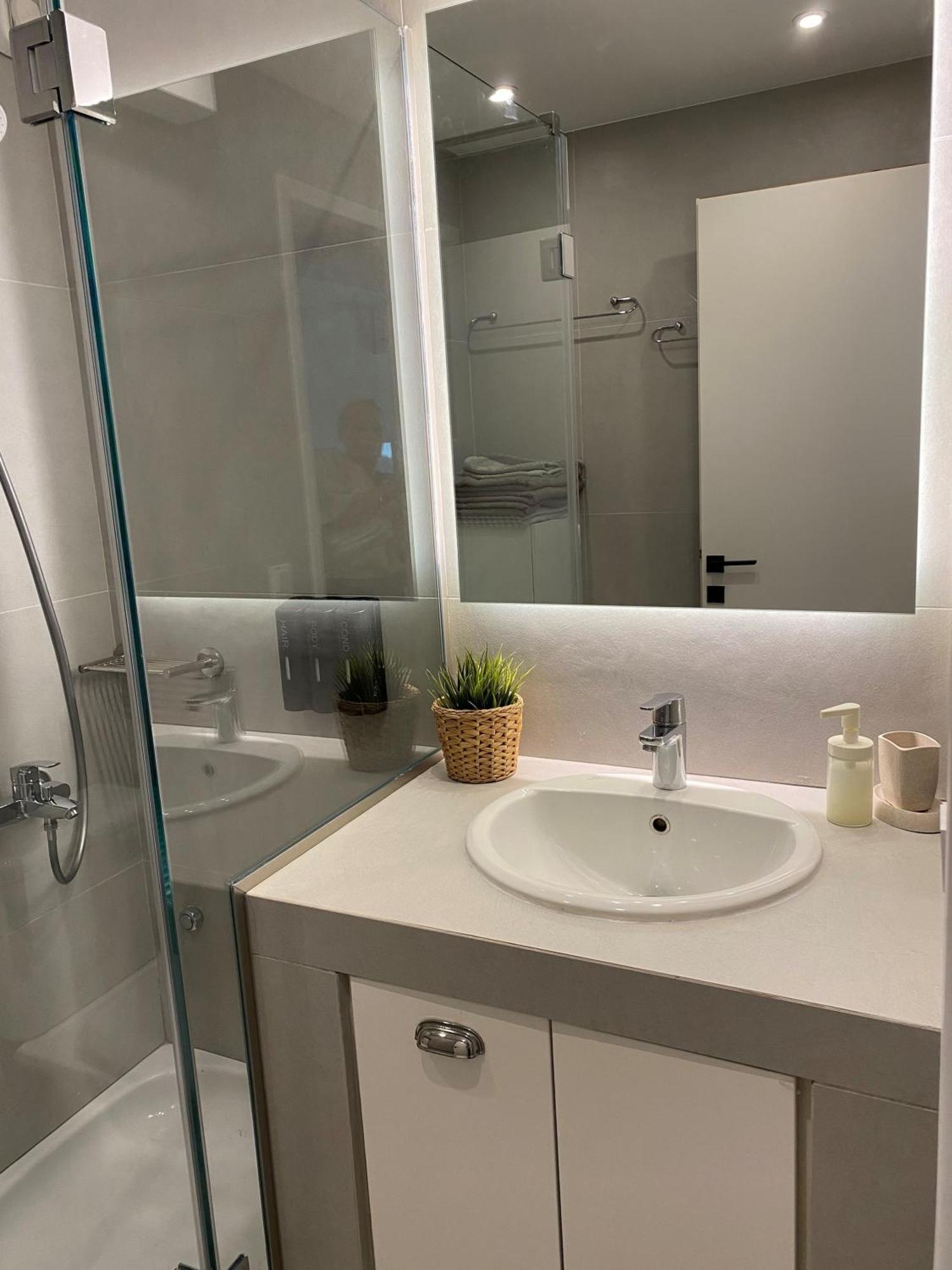 Bright, Cosy Close To Glyfada & Center Apartment